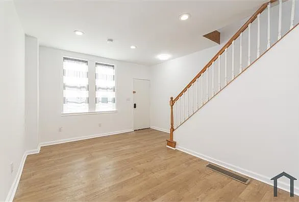 255 E Elkhart St — Photo 5