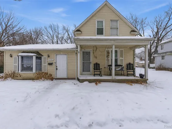 22646 Stephens St, Saint Clair Shores, MI 48080