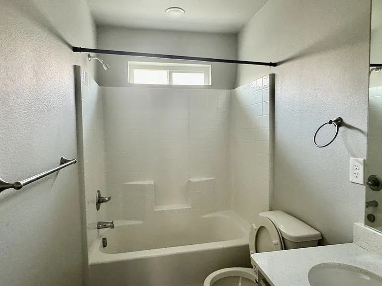 400 Lowes Blvd #B — Photo 14