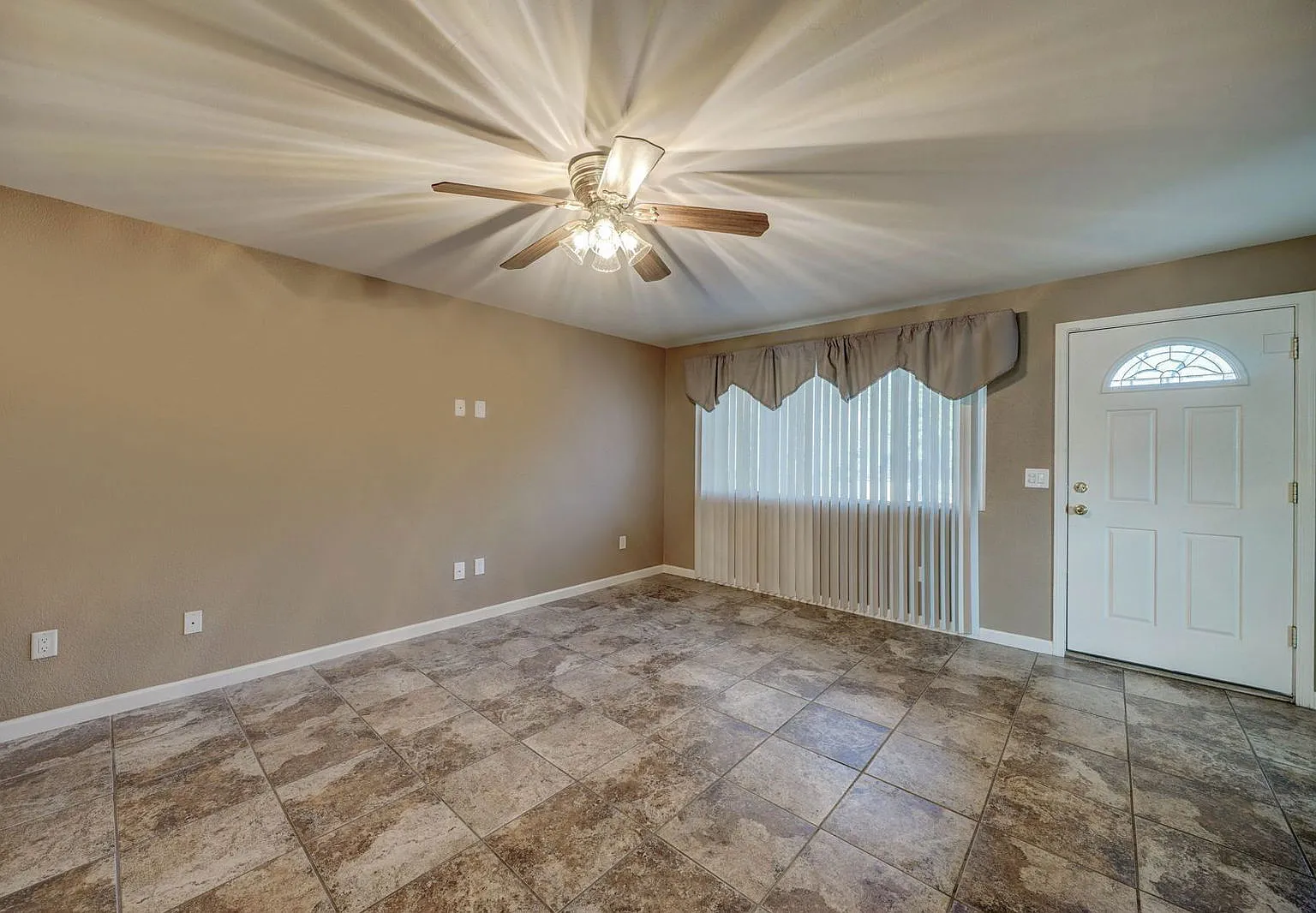 2 bed, 1.0 bath, 810 sqft, $1,200 — Photo 1