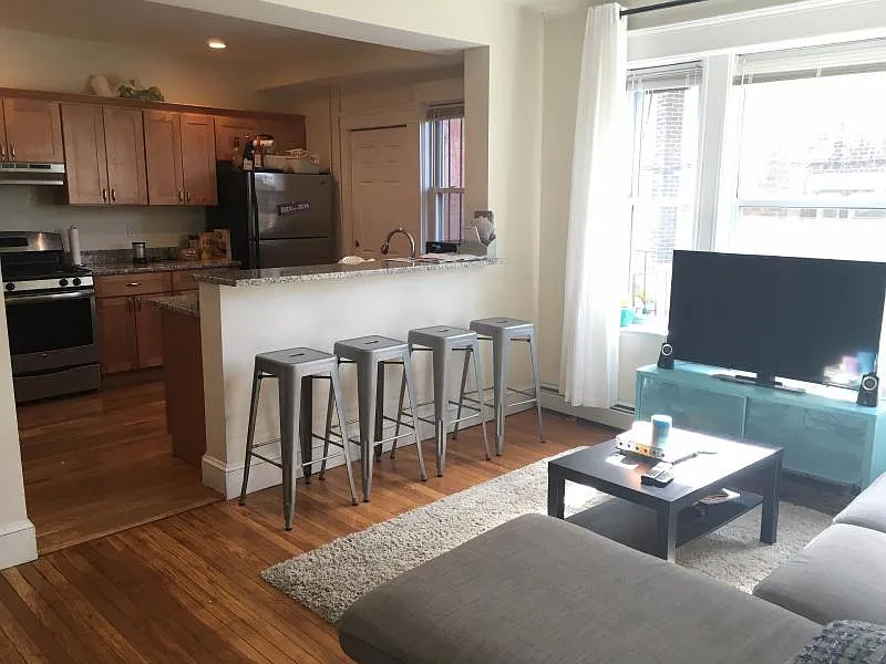 4 bed, 9999 sqft, $3,750 — Photo 2