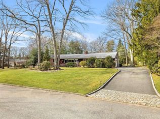 17 Cypress Dr, Woodbury, NY 11797
