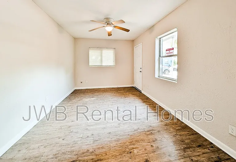 1059 Glencarin St — Photo 4