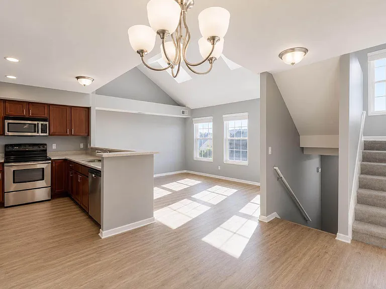 1097 Foxboro #31 — Photo 3
