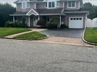 100 Exeter Rd, Massapequa, NY 11758