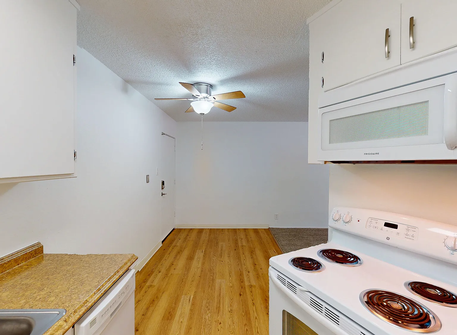Charming 1BR in San Rafael | Parking | Pet Friendly — Photo 4