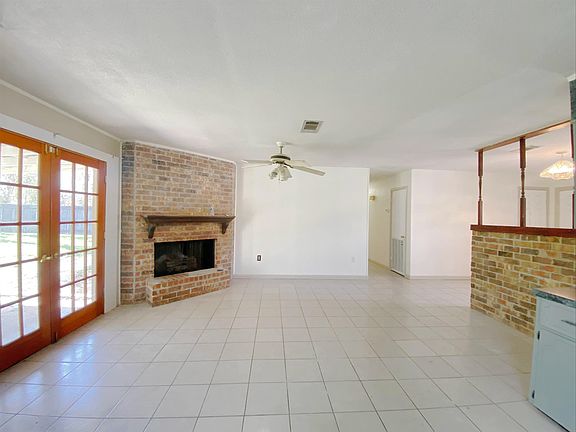 2nd image of 121 Clara St