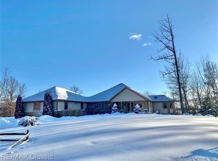 7214 Old Ore Creek Dr, Fenton, MI 48430
