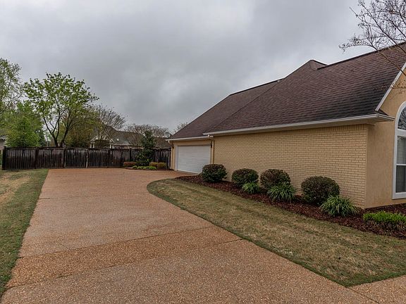3rd image of 204 Gardenia Dr