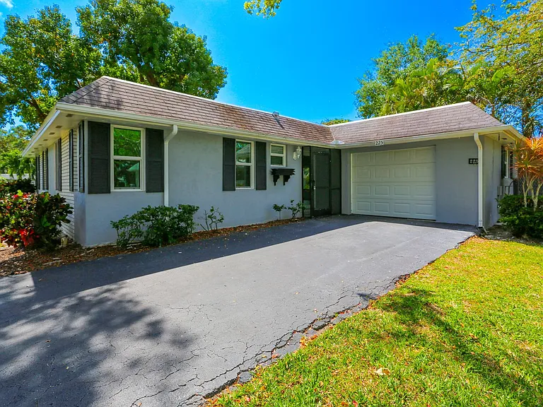 225 Georgetown Blvd — Photo 1