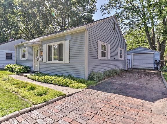 3rd image of 811 Hawthorne Dr