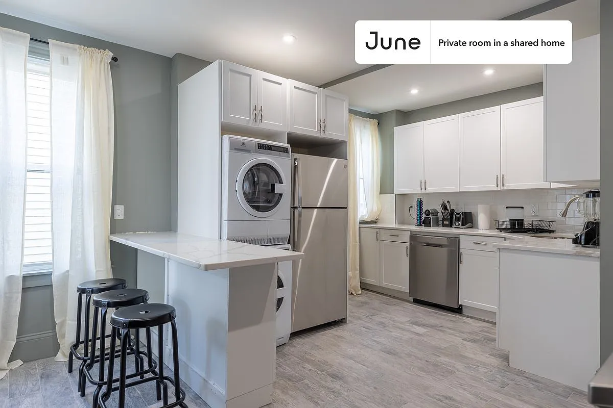 Queen bedroom in 4 bed/1 bath home in JFK/UMass #352 B — Photo 3