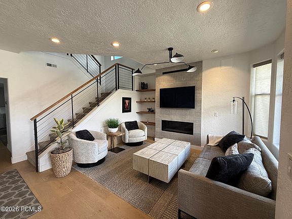 3rd image of 5975 N Fox Pointe Cir #A-2