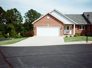 15 Villa Ct, Waterloo, IL 62298