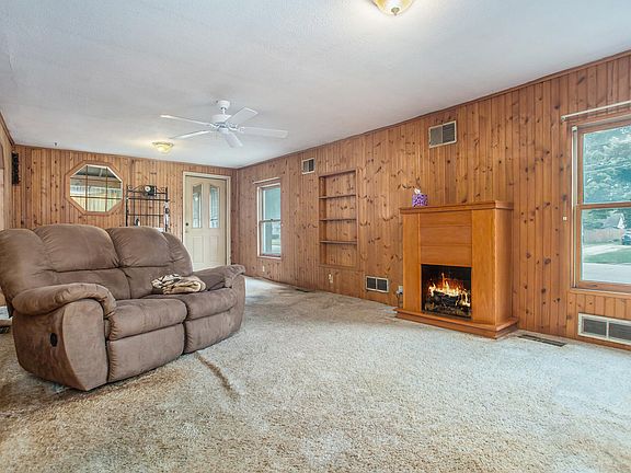 3rd image of 250 W Franklin St