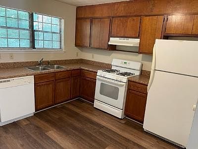 3rd image of 170 Meadowbrook Ct
