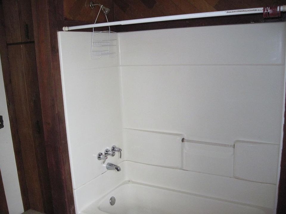 Upstairs shower/tub