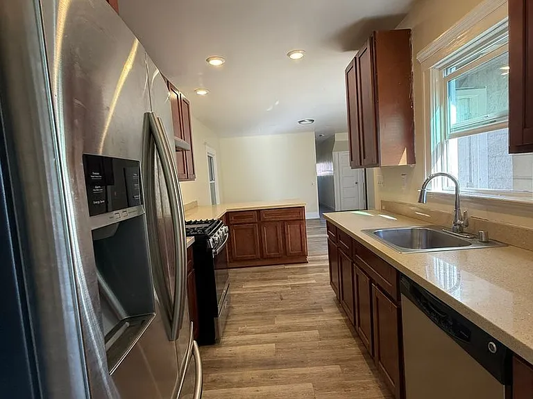 2535 Filbert Street — Photo 11
