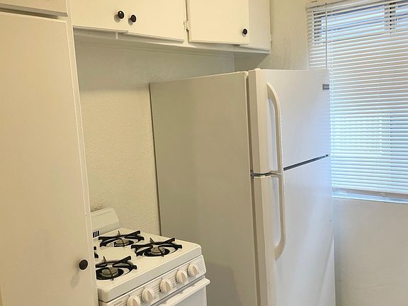 3rd image of 2820 S Sepulveda Blvd APT 4