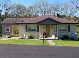 216 Oglevee Ln, Connellsville, PA 15425