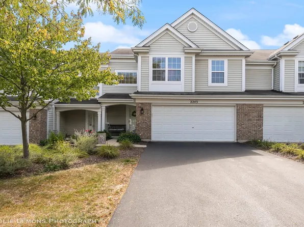 2243 Scott Ln, Aurora, IL 60502
