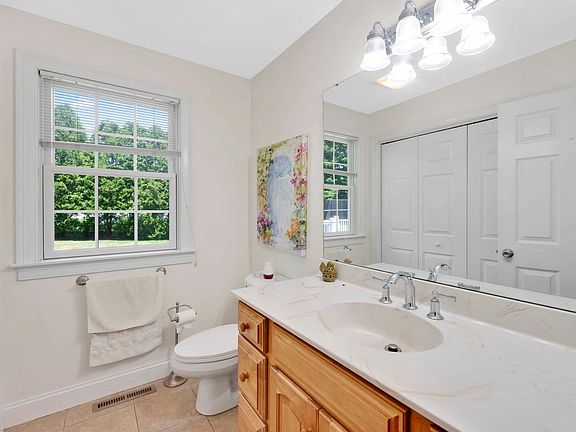 5th image of 94 Meadowbrook Rd