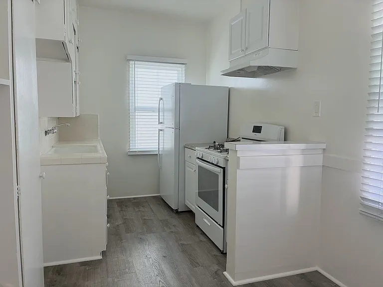 215 W Lomita Ave — Photo 6