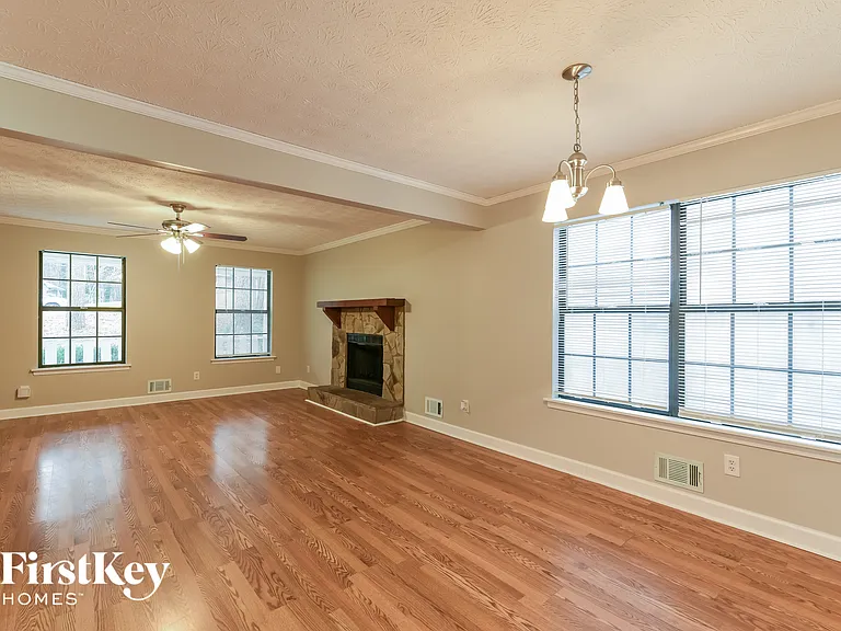 2763 Marcia Dr — Photo 2