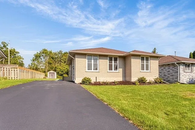 3 bed, 1.5 bath, $2,400 — Photo 2