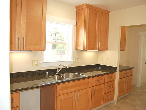 4th image of 767 McLaughlin St