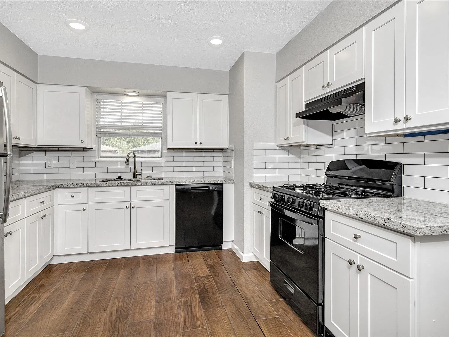4 bed, 2.0 bath, 1116 sqft, $2,000 — Photo 3