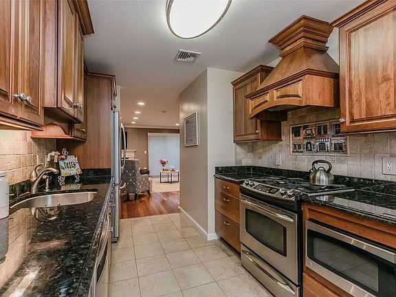 5th image of 7 Leeward Ln
