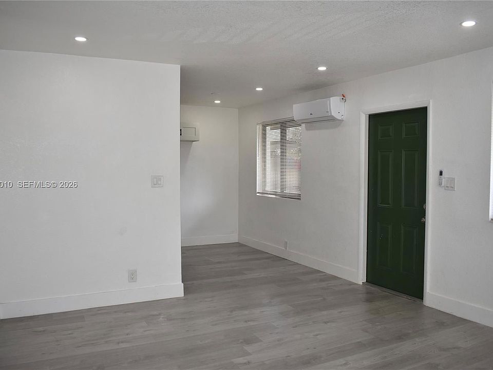 1st image of 900 NW 8th Ave APT 3