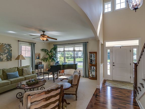 Foyer/Living Room