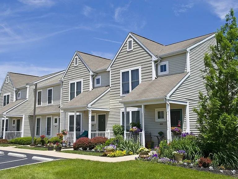 21 Rosewood Dr — Photo 1