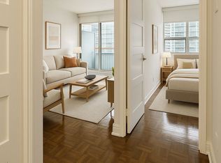 33 Isabella St #911, Toronto, ON M4Y 2P7