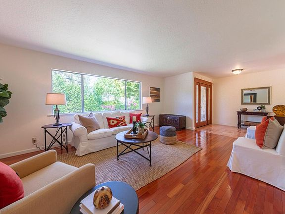 5th image of 452 Beresford Ave
