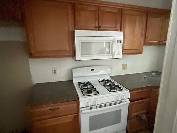 4th image of 11 S Sickels St