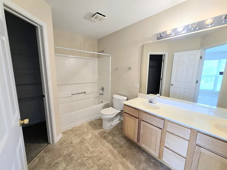 4039 Blackstone Dr — Photo 6