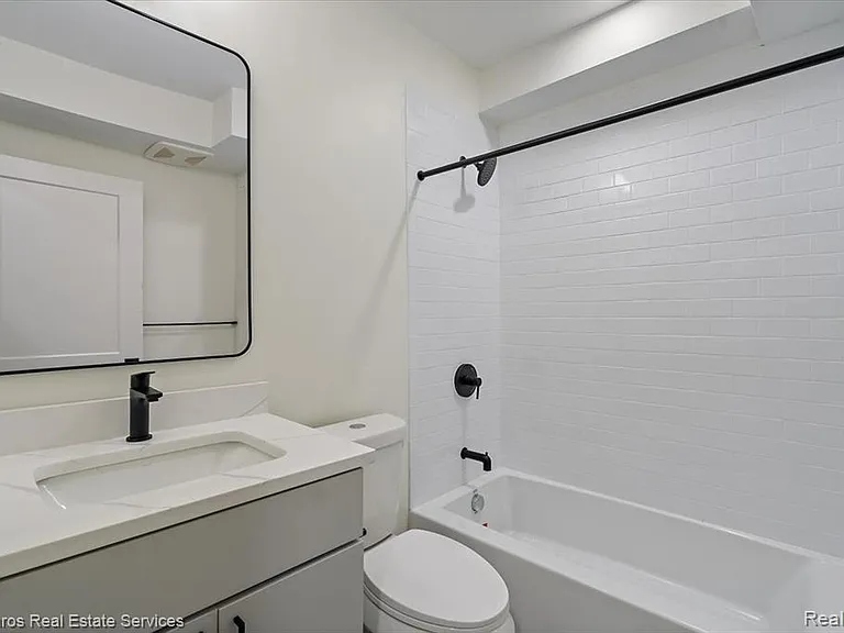 389 Saint Clair St #101 — Photo 13