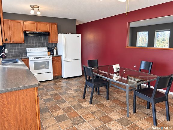 4th image of 401 Service Road E