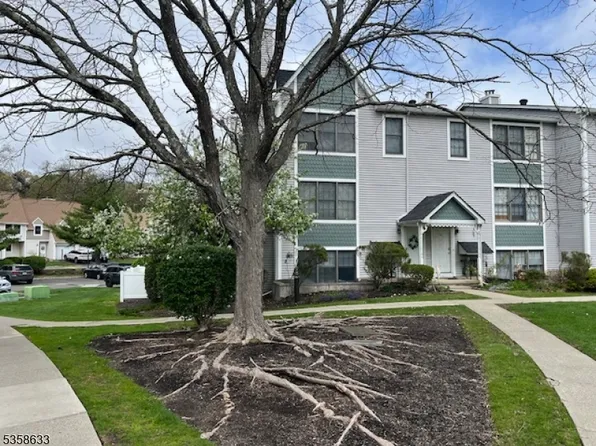 112 Heritage Ln, Hamburg Boro, NJ 07419