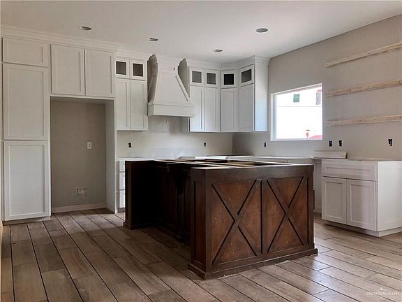 5th image of 400 Palmview Dr