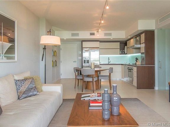 5th image of 2155 Washington Ct APT 302