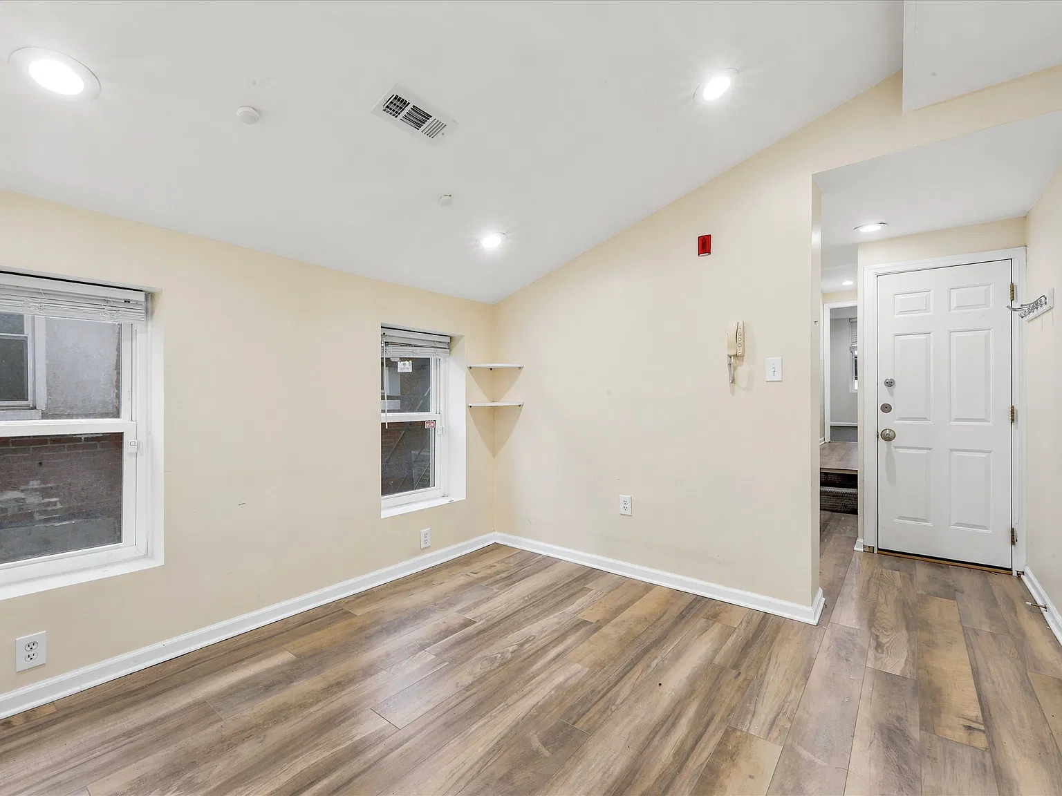 2 bed, 750 sqft, $1,950 — Photo 2