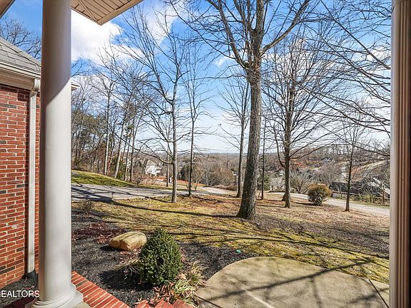 5th image of 415 Laurel Ridge Ln