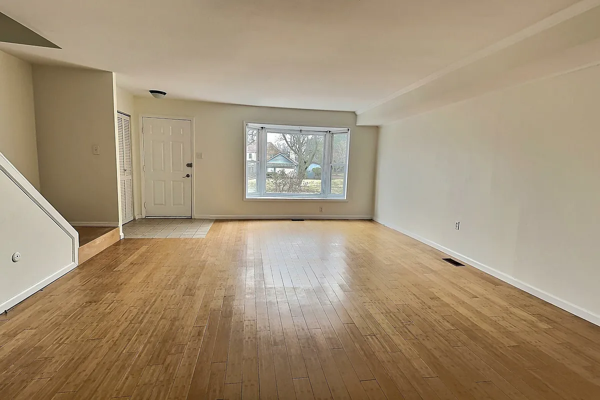 Living room with bay window - 47 Carriage Dr