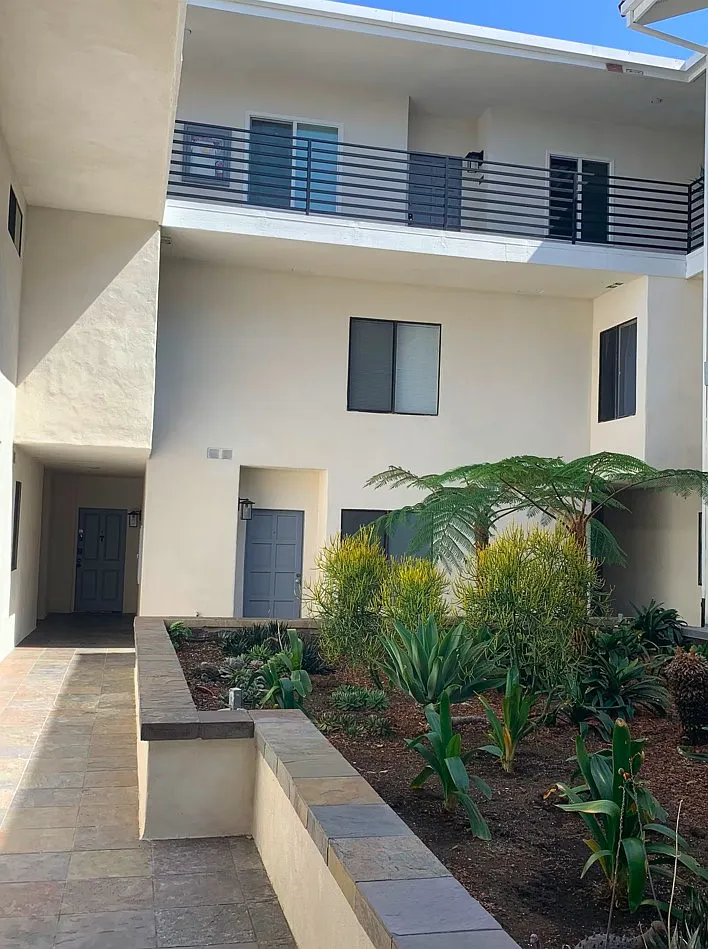3 bed, 2.5 bath, 1714 sqft, $5,000 — Photo 2