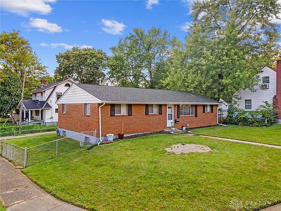 4th image of 1402 Amberley Dr