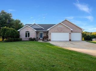 572 Rushing Dr, Plainwell, MI 49080